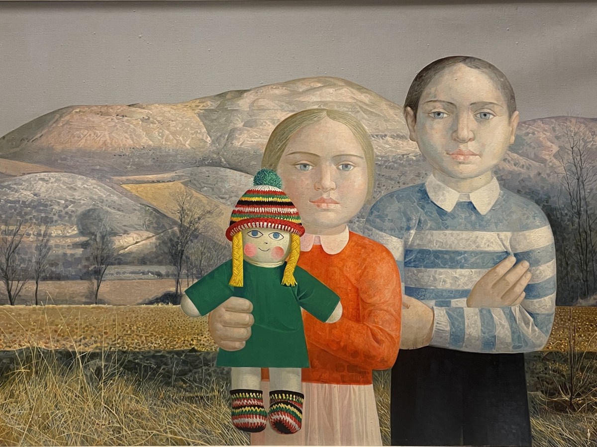 Dos niños con muñeca