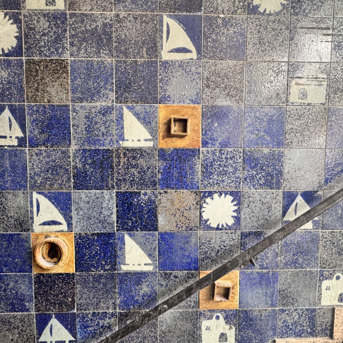 Azulejos del acceso a bajos de Avenida de Requejo, 15 (antigua Niton’s 3)