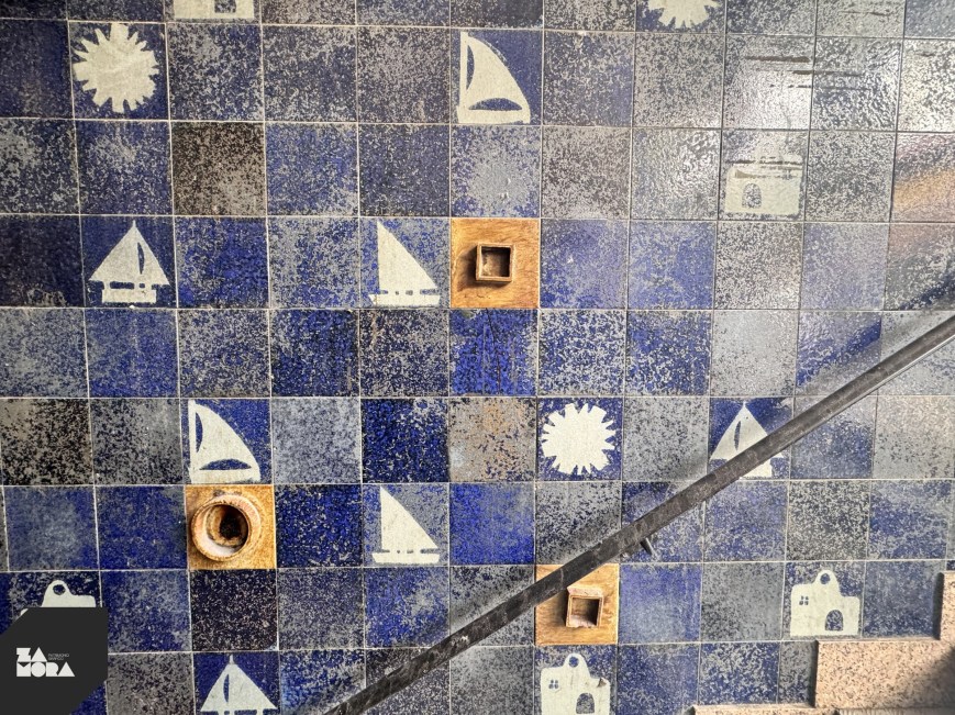 Azulejos del acceso a bajos de Avenida de Requejo, 15 (antigua Niton’s 3)